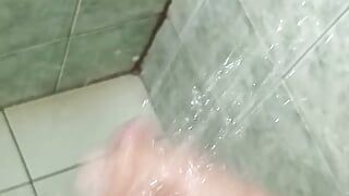 Az ember a zuhany alatt végül addig maszturbál, amíg el nem élvez - nézd meg a végét