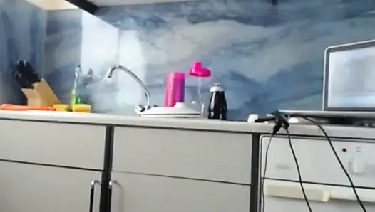 Раскрытие соблазна юной соблазнительницы, соблазняющей своей вкусной попкой