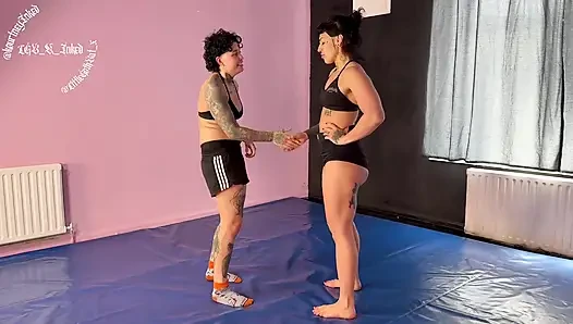 2 heiße mädchen ringen