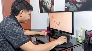 Výměnou za nevyplácení mého velkého zadku latinoamerické sekretářky přesčas, svádím ji až do místa, kdy do ní vložím mého obrovského ptáka.