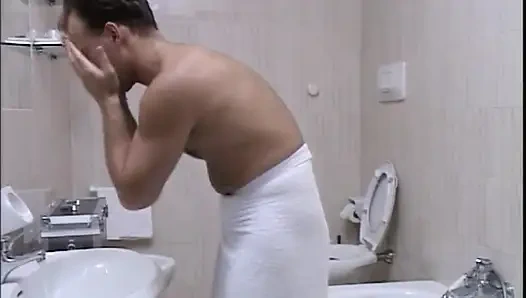 Kızıl saçlı kız üçlü grup seks nostaljik yarak emiyor