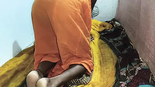 Wanita berpetticoat pedesaan menyuruh suaminya bercumbu dengan cowok