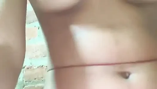 Соло-видео горячей индийской девушки дези в настоящем домашнем видео с сексуальной индийской девушкой