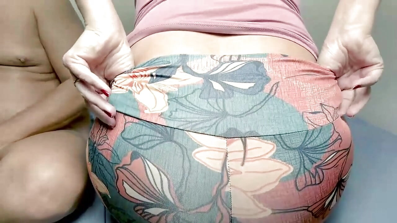 She Wears Tight Leggings to Show off Her Curves in Public Chat.