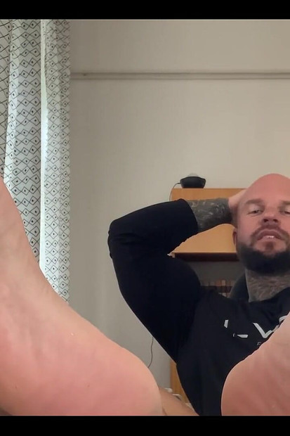 我在你工作的时候打电话给你，我用我的脚戏弄你