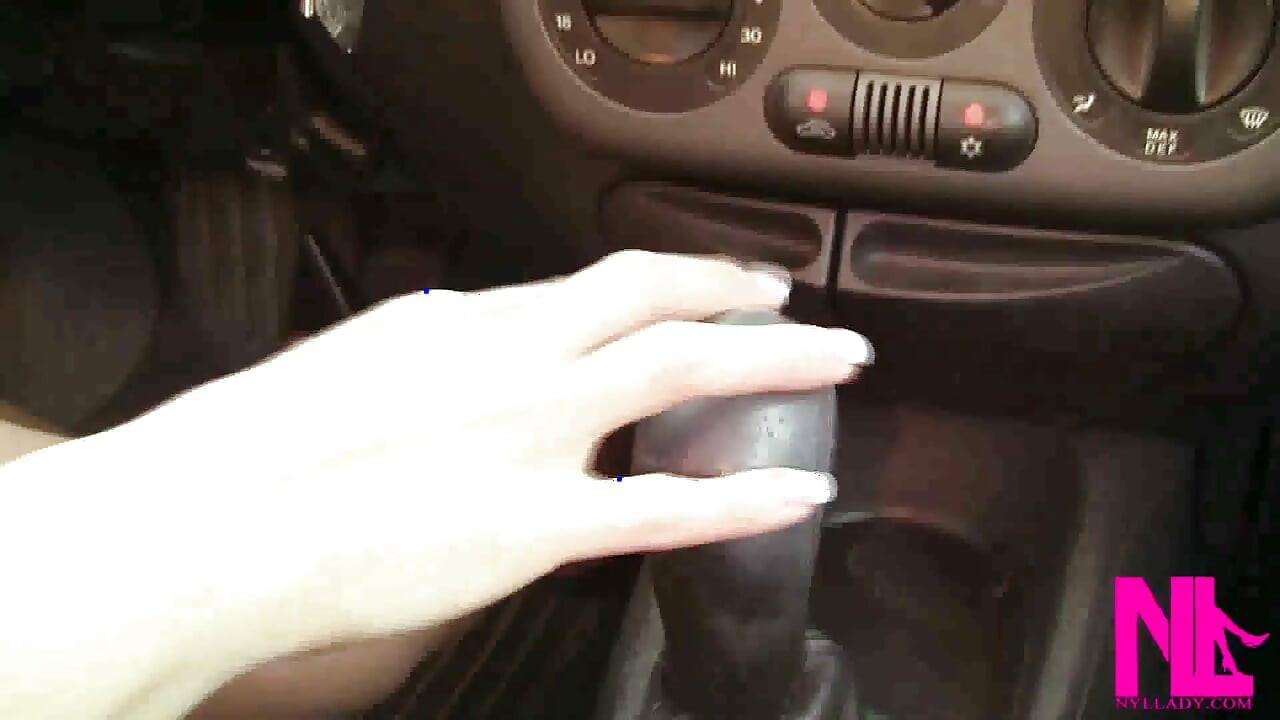 Seksi pritiskanje pedala i vožnja u crnim štiklama na bosim nogama
