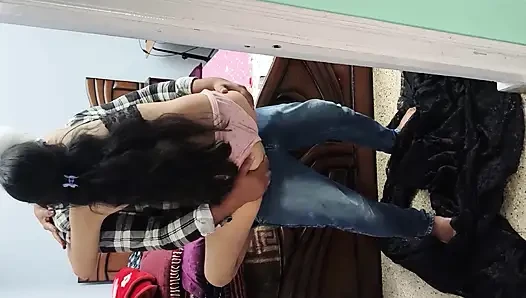 Netter bhabhi-sex mit blinkit,bote, vollständiges Hindi-video