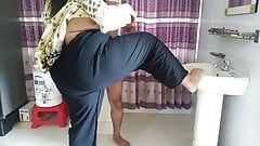 45-jährige Nachbarin Tante verführte mich, indem sie ihren dicken Arsch beim Kämmen sah - indischer Desi-Sex (BBW)