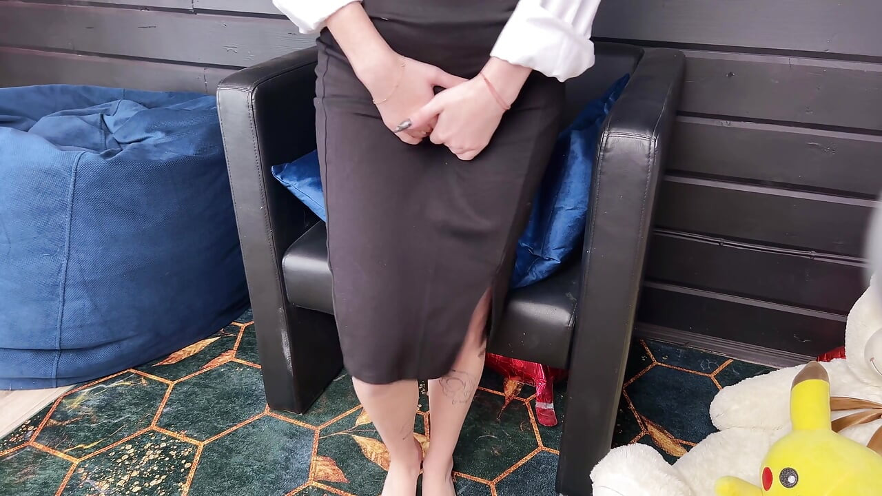 Eva Divas下班后穿着裙子撒尿