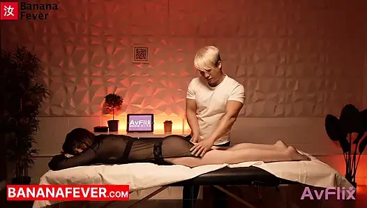 Terapis pijat pria cina dengan tubuh aduhai lagi pijat sensual sama pelanggan istri kulit putih amerikanya - bananafever