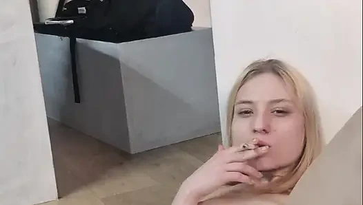 Pinkel Rauchen, Anal Fingern - Blonde Zierliche