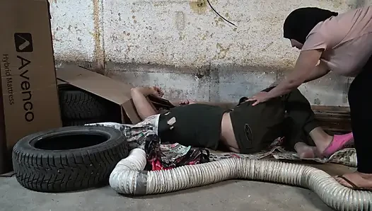 Nymphomaniac kız New York'ta sokakta beş parasız götlü bir serseriyle seks yapıyor