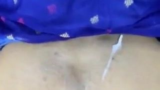 Bengalí boudi follando al estilo perrito con sari azul