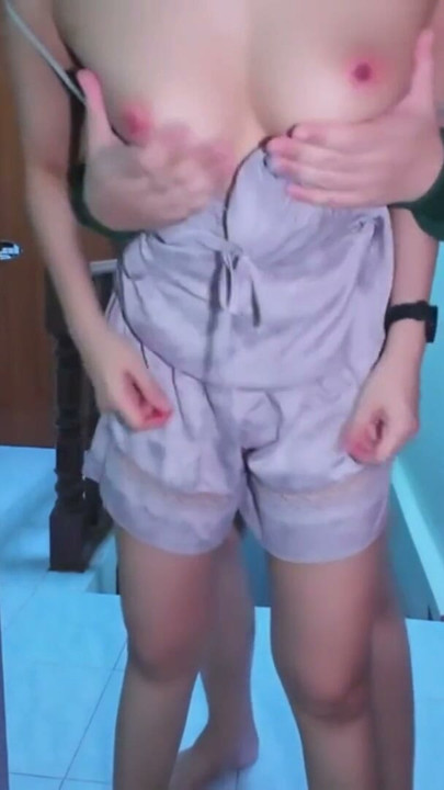 Cewek Thailand di depan pintu kamar creampie | Klip 1