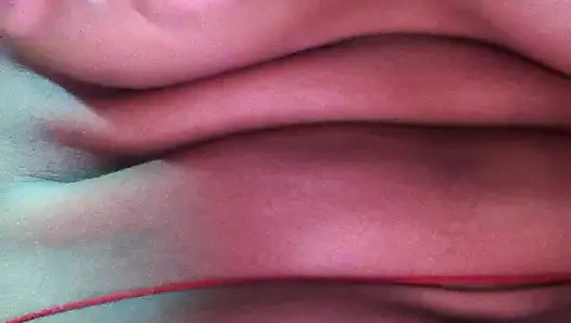 Azgın sarışın yüze boşalma olana kadar kanepede büyük bir direğe sert biniyor