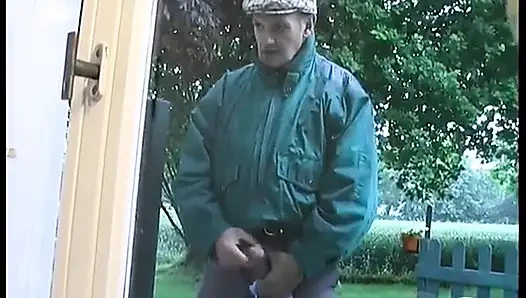 Ein paar aufgeregt vom aussehen des perversen opas