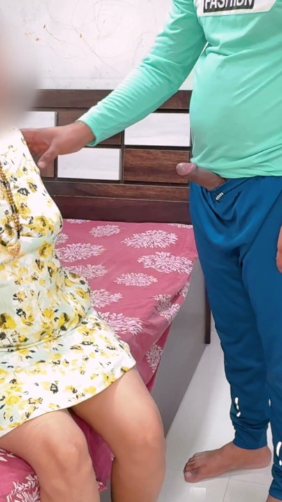Komal's maid was looking at the dress from the shopping pouch, the owner looked secretly | Clip 2