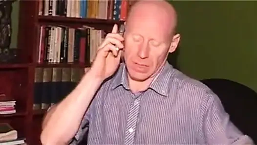 Sarışın orta yaşlı seksi kadın çok ıslak seksin tadını çıkarıyor!