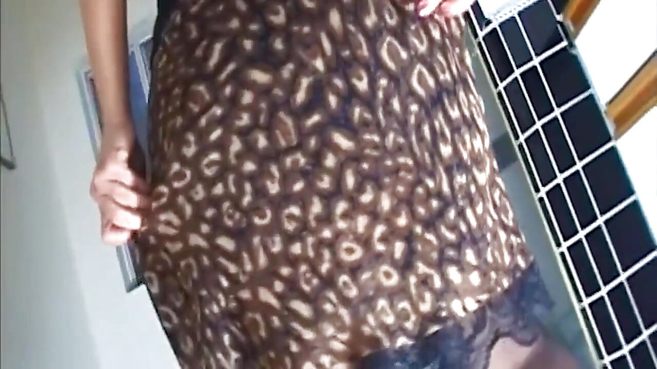 Reife MILF fingert ihre tropfende muschi in dessous frenzy