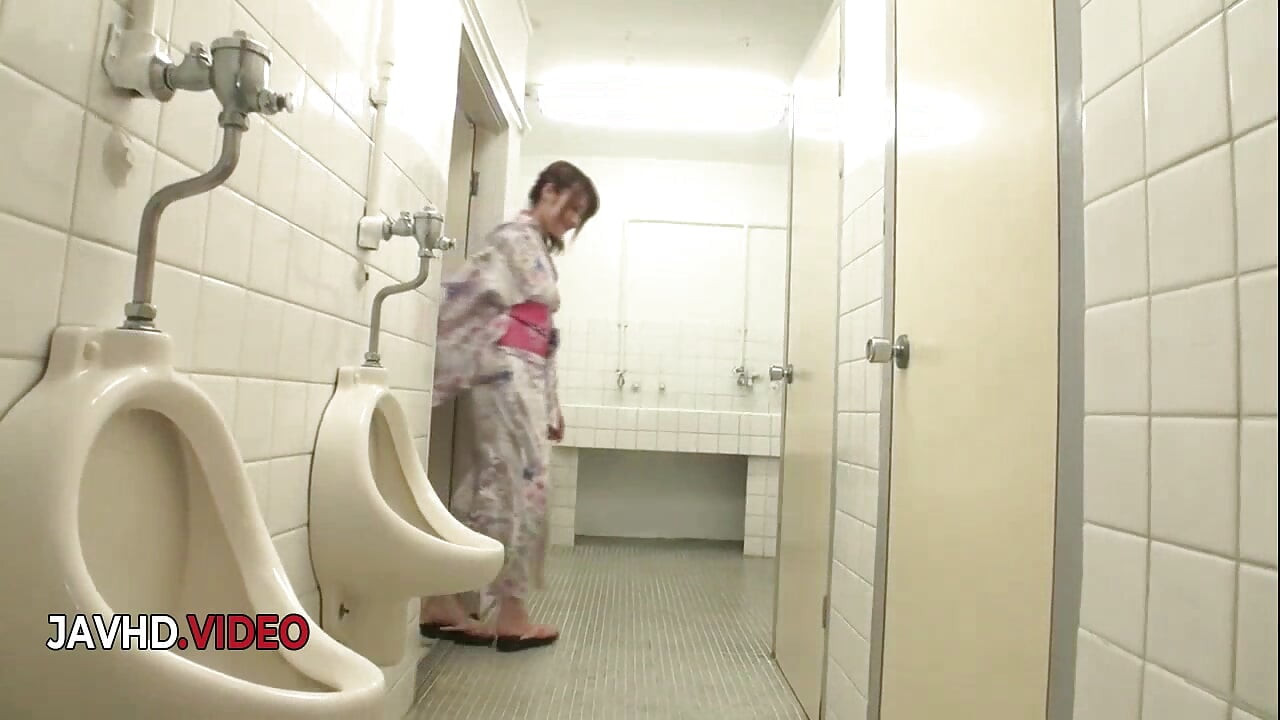 淫荡的日本美女Yumi Maeda在提供热辣口交后被狠操
