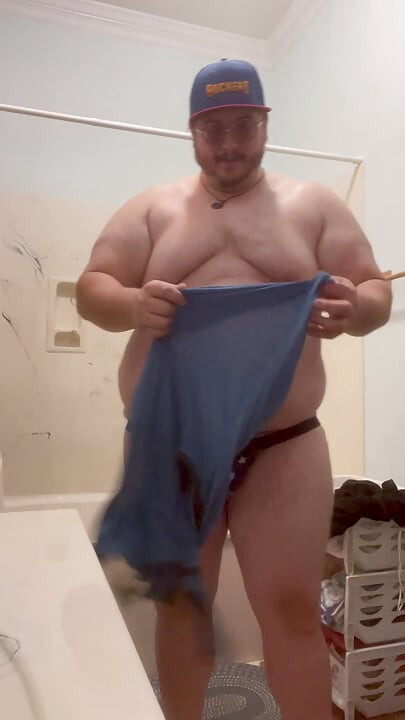 Beefy Chub Bear pappa Burly Chub gör sig redo för en grillplats