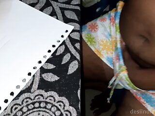 Ze krijgt een orgasme als ze zichzelf naakt schildert. met poesje en tieten wrijven..desi bhabhi indisch !!