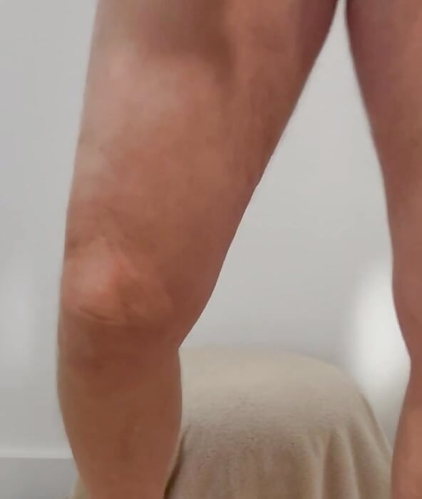 새틴 잠옷과 나일론 짧은 팬티