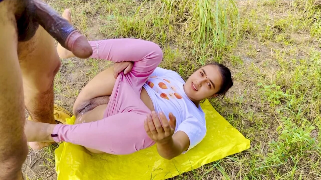 Cặp đôi sinh viên Ấn Độ đi dạo trong rừng, và bạn gái ngây thơ bị bạn trai địt rất mạnh với âm thanh Hindi rõ ràng