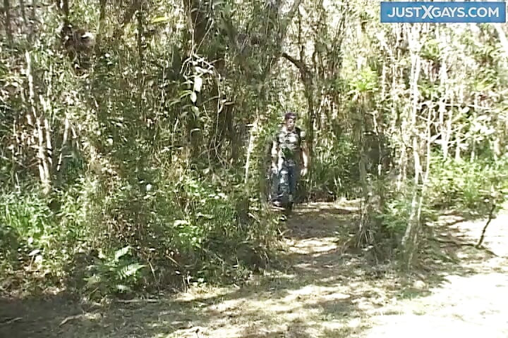 Ξυπόλητος στο δάσος