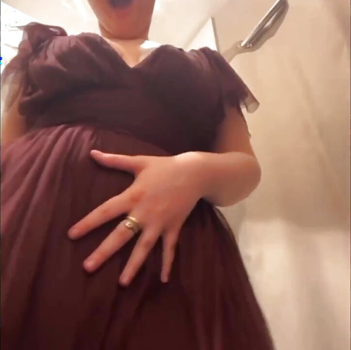 Riskli sikiş. Soyunma odası mastürbasyonu. Amcık yakın çekim. Squirting. Mastürbasyon Baş aşağı