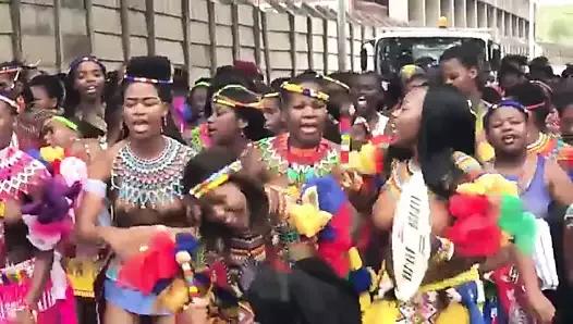 Топлесс групповой танец африканских девушек на улице