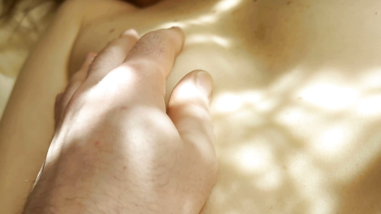 Senzualni seks blizu otvorenog prozora u zracima nežnog prolećnog sunca