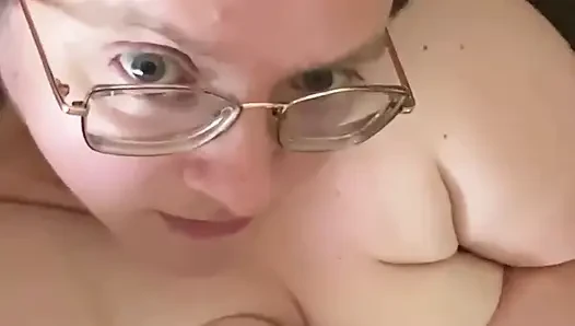 Ich quetscht meine großen möpse und reibt meinen dicken bauch