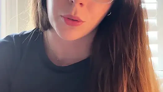 Cewek cantik berkaca mata ini ngasih tau caranya stroke yang enak!