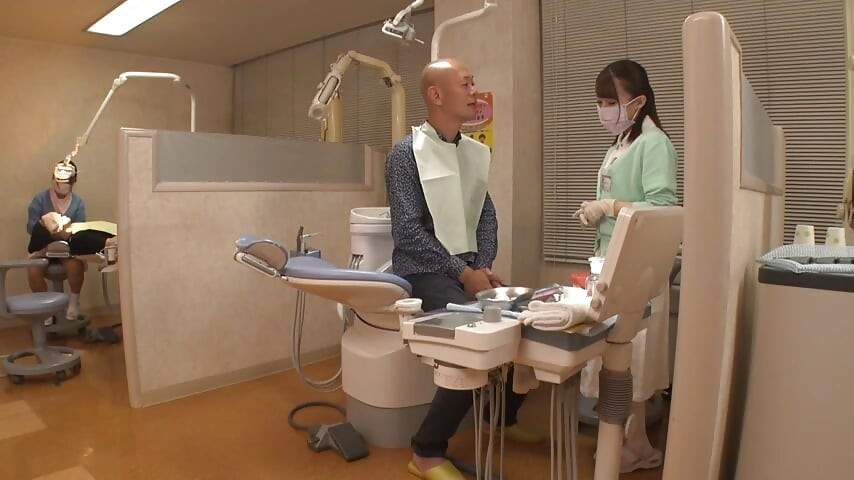 Κομψός οδοντίατρος που κλίνει κοντά