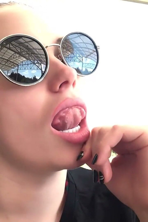 jhil par seksi bare honth chaatna aur honth mahkaana aur chunban aur chashma but