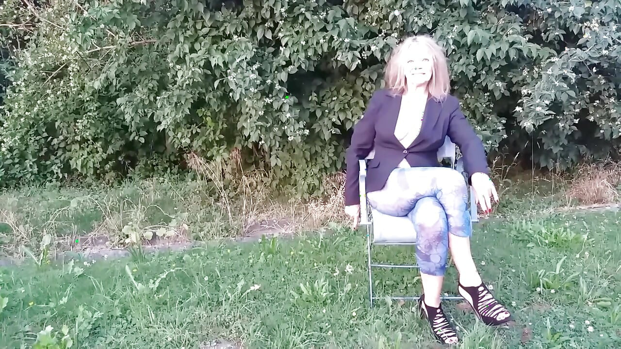 Seksi zrela žena u prozirnim tajicama.