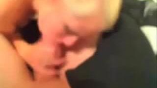 Blonde Ehefrau, saftiger Blowjob