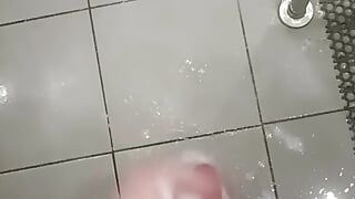 Eu me masturbo no chuveiro com muito esperma suculento.