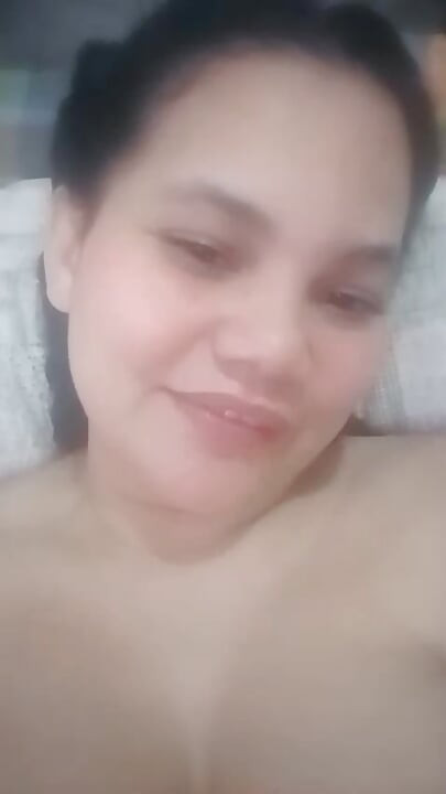 Curvylinea masturbating in close-up, her pussy is tight, and she loves playing with the camera, it gives her a lot of pleasure a
