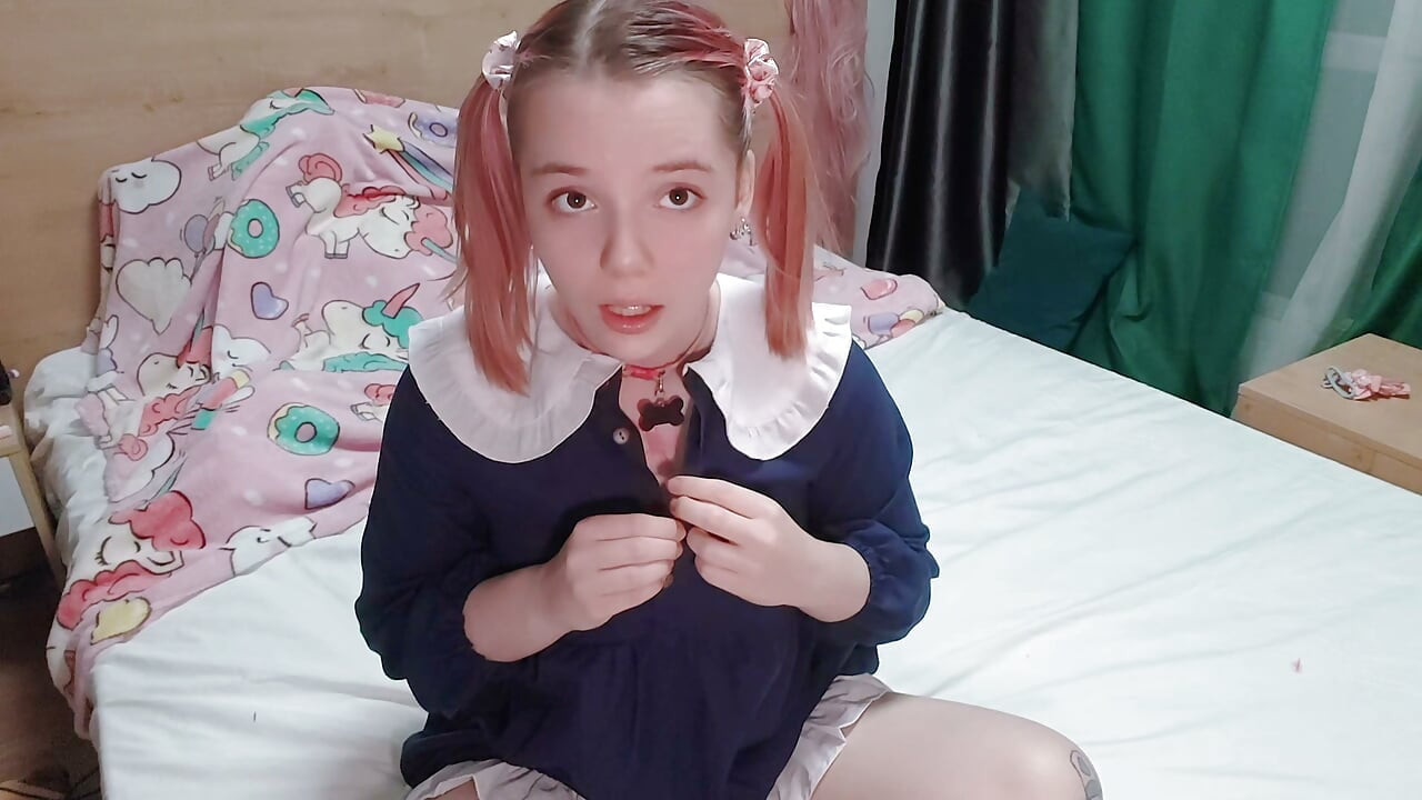 Em nữ sinh cởi đồng phục ra và sờ soạng cái lồn non của mình! Teen lên đỉnh