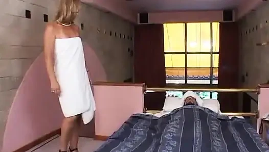 High heeled mature slut queening her lover and gets ass toyed