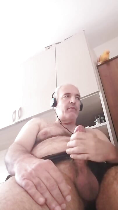 Îmi masturbez penisul tare, bucurându-mă ca un porc uitându-mă la un film porno!