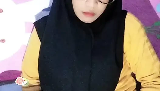 Hijab-clad waria wants to come home from work wanting to blow and sniff