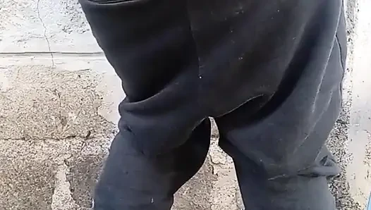 Büyük siyah götlü götü dışarıda dildoyla göt deliğini sikiyor