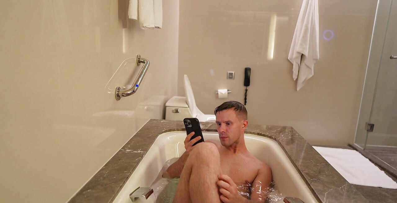 Beberapa bersantai di bilik mandi dari perjalanan musim panas saya ke China