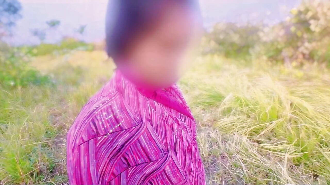 Une belle fille de village rencontre son petit ami dans la jungle, puis se fait surprendre par le propriétaire terrien qui baise la jolie villageoise. En hindi clair