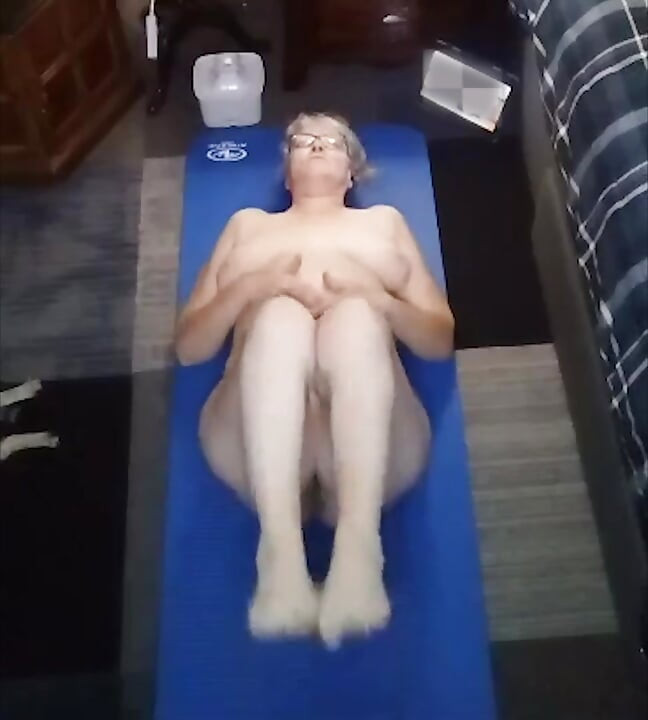 Vacker hot chick gör naken yoga för dig att!