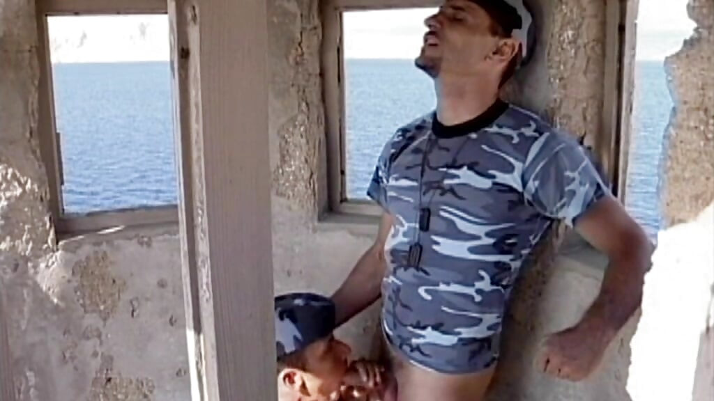 ハン・ヤングの軍人ジョックが筋肉質な男にアナルを犯される