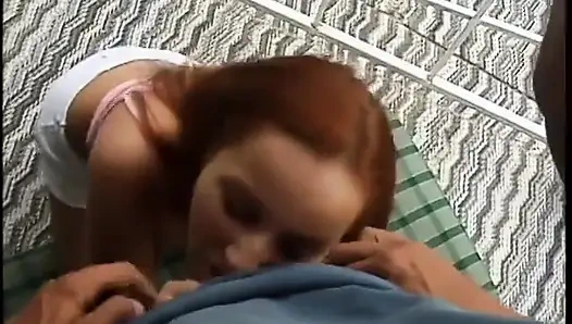 Блондинка и брюнетка-шлюшки шпилятся два чувака с твердым членом на пол